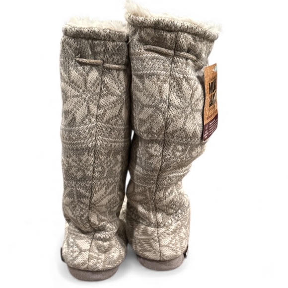 Musk Luka Cozy Winter Shimmer Snowflake Pom Pom Slipper Boots Size Medium NWT - Picture 6 of 14